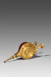 Theophilus Edvard von Hansen, Kaminblasebalg aus dem Schloß Hernstein in Niederösterreich, Um 1870, Vergoldeter Bronzeguß von Johann David Hollenbach (1810–1871), Wien / rotes Leder
