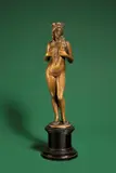 Johann Gottfried Schadow, Natura“. Nach dem Wachsmodell von 1813, Bronzeguss, einheitliche grünbraune Patina; Holzsockel, gedrechselt, schwarz gebeizt. 23,3 cm / Sockel: 7 cm (9 ⅛ in. / Sockel: 2 ¾ in.)
