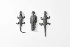 Stephan Balkenhol, Two Lizards and a Man*, 1993, 3 Figuren aus Blei, gegossen