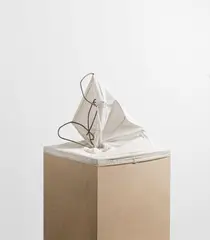 Modell für viel Kokain in der Hose by Georg Herold, 1990, Unterhose, Draht, Zwirn, Klammern, Hartfaser-Sockel, sold May 2022