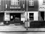 Tata Ronkholz, Düsseldorf-Eller, Richardstrasse 50“, aus der Serie „Trinkhallen“, 1977–1984, 1979, Vintage oder früher Silbergelatineabzug. Agfa-Papier
