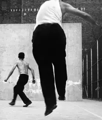 Leon Levinstein, Houston Street, New York, Um 1969, Späterer Silbergelatineabzug. Agfa-Papier