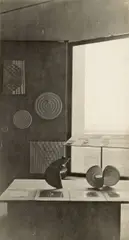 Max Sinowjewitsch Krajewski, Ausstellung von Studienarbeiten aus dem Vorkurs von Josef Albers mit einer Skulptur von Takehiko Mizutani im Bauhaus in Dessau, 1927, Vintage. Silbergelatineabzug. Agfa-Lupex-Papier