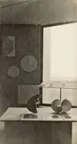 Max Sinowjewitsch Krajewski, Ausstellung von Studienarbeiten aus dem Vorkurs von Josef Albers mit einer Skulptur von Takehiko Mizutani im Bauhaus in Dessau, 1927, Vintage. Silbergelatineabzug. Agfa-Lupex-Papier
