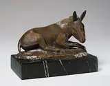 August Gaul, Liegender Esel, 1911, Bronze mit brauner Patina, auf schwarzen Marmorsockel montiert. Höhe (ohne Sockel): 7,6 cm (3 in.)