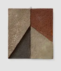 Hermann Glöckner, Helldunkle Pyramidenform auf hell-rot geteiltem Grund, 1948, Zementmörtel auf Hartfaser