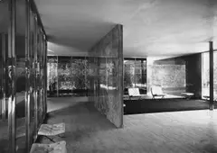 Berliner Bild-Bericht, Deutscher Pavillon, Weltausstellung Barcelona, Architekt: Ludwig Mies van der Rohe, Blick von der beleuchtbaren Glaswand in den Innenraum, 1929, Vintage. Silbergelatineabzug