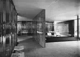 Berliner Bild-Bericht, Deutscher Pavillon, Weltausstellung Barcelona, Architekt: Ludwig Mies van der Rohe, Blick von der beleuchtbaren Glaswand in den Innenraum, 1929, Vintage. Silbergelatineabzug