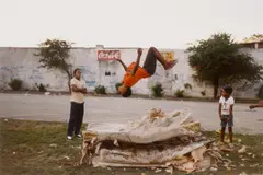 Jamel Shabazz, Flying High, Brooklyn, NYC, 1982, C-Print. Kodak-Professional-Papier, 2002