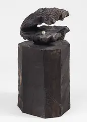 Stephan Balkenhol, Muschel mit Perle, 2020, Holz, farbig gefasst, Perle