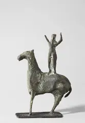 Priska von Martin, Ohne Titel (Zirkuspferd), Bronze mit grünschwarzer Patina. Höhe: 20,1 cm (7 ⅞ in.)