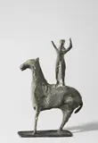 Priska von Martin, Ohne Titel (Zirkuspferd), Bronze mit grünschwarzer Patina. Höhe: 20,1 cm (7 ⅞ in.)