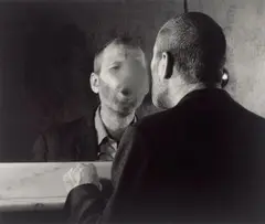Dieter Appelt, Der Fleck auf dem Spiegel, den der Atemhauch schafft;, 1977, Späterer Silbergelatineabzug