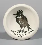Oiseu à la huppe by Pablo Picasso, 1952, Runder Aschenbecher, weißer Ton, mit oxidierter Paraffinbemalung, glasiert. ø 16 cm (6 ¼ in.), sold Jun 2017