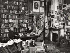 James Joyce mit Adrienne Monnier und Sylvia Beach in der Buchhandlung Shakespeare & Co., Paris by Gisèle Freund, 1938, Späterer Silbergelatineabzug, sold May 2012