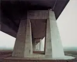 Hans-Christian Schink, A 14, Saalebrücke Beesedau /3“, aus der Serie „Traffic Projects, 2001, C-Print, Diasec