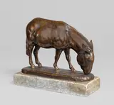 August Gaul, Grasender Esel, 1911, Bronze mit brauner Patina, auf Marmorsockel montiert