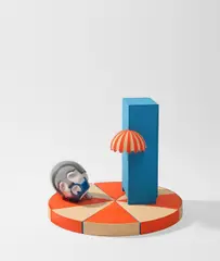 Andreas Schmitten, Berliner Allee, 2017, Leinenbezogener Karton, bemaltes Plastik und Holz
