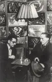 Man Ray, Man Ray und Marcel Duchamp beim Schach in Man Rays Atelier in der Rue Férou, Paris, 1960, Vintage. Silbergelatineabzug
