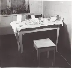 Anna Oppermann, Ohne Titel (5-teilig aus dem „Spiegelensemble“). 1965-78/Zustände Hamburg 1968 und 1978, Vintage. Schwarz-Weiß-Fotografie auf Barytpapier