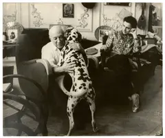 Edward Quinn, Villa La Californie, Cannes: Skulpturen in der Eingangshalle / Der Künstler im Wohnzimmer / Pablo Picasso und Jacqueline Roque mit dem Dalmatiner Perro, 1956, 3 Vintages. Silbergelatineabzüge