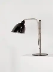 Christian Dell, Tischlampe „Rondella-Polo, 1928, Messing, vernickelt; Kupferblech, vernickelt, Innenseite mit Silberbronze beschichtet; Fuß Stahlblech vernickelt über Gußeisenplatte – Hersteller: Rondella-Beleuchtungskörperfabrik, Oberursel / Frankfurt am Main