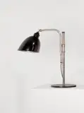 Christian Dell, Tischlampe „Rondella-Polo, 1928, Messing, vernickelt; Kupferblech, vernickelt, Innenseite mit Silberbronze beschichtet; Fuß Stahlblech vernickelt über Gußeisenplatte – Hersteller: Rondella-Beleuchtungskörperfabrik, Oberursel / Frankfurt am Main