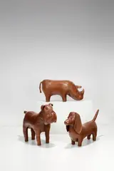 Dimitri Omersa, Fußhocker: „Bulldog“, „Rhinoceros“ und „Dachshund“. 1970er-Jahre, Schweinsleder – Hersteller: Omersa & Co., Lincoln
