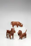 Dimitri Omersa, Fußhocker: „Bulldog“, „Rhinoceros“ und „Dachshund“. 1970er-Jahre, Schweinsleder – Hersteller: Omersa & Co., Lincoln