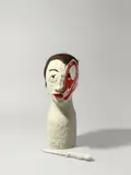 Marcel Dzama, Cruel lastima, 2007, 2-teilig: Gips, Acryl und Filz. Höhe: 41 cm (16 ⅛ in.)