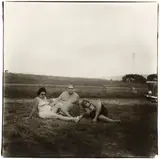 A Family one Evening in a Nudist Camp, PA by Diane Arbus, 1965, Silbergelatineabzug von Neil Selkirk, 1972. Agfa-Papier, sold Jun 2021