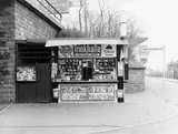 Tata Ronkholz, Leverkusen, Gustav-Heinemann-Strasse, aus der Serie „Trinkhallen“, 1977–1984, 1979, Vintage oder früher Silbergelatineabzug. Agfa-Papier