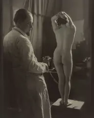 Der Bildhauer und sein Modell by Rudolf Koppitz, Um 1925, Vintage. Silbergelatineabzug, sold Jul 2020
