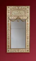 Französisch, Wandpaneel mit großem Spiegel und Grisaillegemälde mit Kindergenien, Um 1770, Holz, geschnitzt, vergoldet; Spiegelglas; Grisaille, Öl auf Leinwand