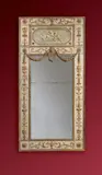 Französisch, Wandpaneel mit großem Spiegel und Grisaillegemälde mit Kindergenien, Um 1770, Holz, geschnitzt, vergoldet; Spiegelglas; Grisaille, Öl auf Leinwand
