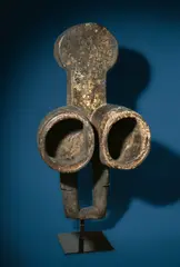 Westafrikanisch, Blasebalg einer Metallschmiede aus dem Volk der Temne oder Mende, Um 1910, Holz, geschnitzt; Pech