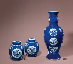 Kangxi-Periode Chinesisch, Paar „Powder Blue“-Ingwertöpfe aus Jingdezhen (Provinz Jiangxi). 18. Jahrhundert, Porzellan mit kobaltblauer Unterglasurmalerei. Je 27 cm (10 ⅝ in.)