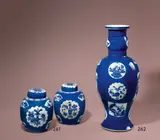 Kangxi-Periode Chinesisch, Paar „Powder Blue“-Ingwertöpfe aus Jingdezhen (Provinz Jiangxi). 18. Jahrhundert, Porzellan mit kobaltblauer Unterglasurmalerei. Je 27 cm (10 ⅝ in.)