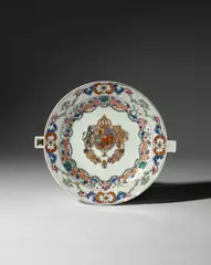 Qianlong-Periode Chinesisch, Wärmeteller aus dem sog. Jüngeren chinesischen Service für Herzog Christian II. Ludwig zu Mecklenburg (1683–1756), 1753, Hartporzellan, farbige Aufglasurmalerei. 4 cm / Ø 28 cm (1 ⅝ in. / Ø 11 in.)
