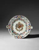 Qianlong-Periode Chinesisch, Wärmeteller aus dem sog. Jüngeren chinesischen Service für Herzog Christian II. Ludwig zu Mecklenburg (1683–1756), 1753, Hartporzellan, farbige Aufglasurmalerei. 4 cm / Ø 28 cm (1 ⅝ in. / Ø 11 in.)