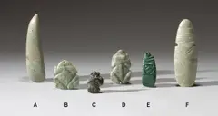 Präkolumbisch, Heller, dunkel geäderter Jadeit, geschnitten, gebohrt, poliert, 7,1 cm (2 ¾ in.)