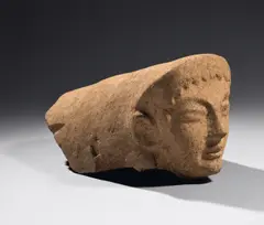 Etruskisch, Antefix. 6. Jahrhundert v. Chr, Grobgeschlämmter, glimmerhaltiger rötlichbrauner Ton mit Einschlüssen