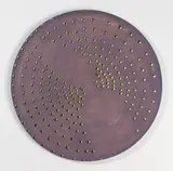 Otto Piene, Rastersonne, 2009, Keramik, farbig gefasst, mit Metallglasurpunkten. Durchmesser: 46,8 cm (18 ⅜ in.)