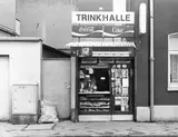 Düsseldorf-Gerresheim, Hatzfeldstrasse 28“, aus der Serie „Trinkhallen“, 1977–1984 by Tata Ronkholz, 1979, Vintage oder früher Silbergelatineabzug. Agfa-Papier, sold May 2017