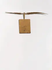 Michael Buthe, Ohne Titel, 1972, Holzbrett mit Griff und Federn, bemalt mit Gouache, Goldbronze und Bleistift