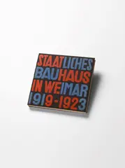 Herbert Bayer und László Moholy-Nagy, Staatliches Bauhaus in Weimar 1919–1923“ – Einbandentwurf von Herbert Bayer, Typografie von László Moholy-Nagy, 1923, Buch mit 226 Seiten; 147 Abbildungen, 20 Farbtafeln, davon 10 Lithografien; Hardcover – Verlag: Bauhaus-Verlag, Weimar-München