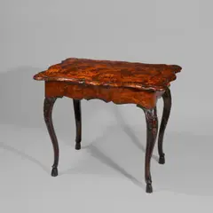 Dresden Sächsisch, Salontisch mit Ziegenfüßen, Um 1720, Walnuß-Wurzelholz, massiv; Bandeinlagen; auf Nadelholz furniert