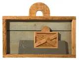 Alexis Akrithakis, Ohne Titel, 1975, Holzrelief, teilweise bemalt. Beigabe: 5 Tuschfederzeichnungen, jeweils auf Papier