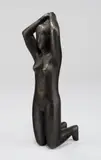 Hermann Blumenthal, Kniende Zopflechterin, 1934, Bronze mit dunkelbrauner Patina. Höhe: 20,5 cm (8 ⅛ in.)