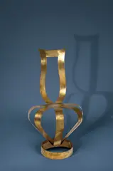 Tom Dixon, Crown Chair – Prototyp, 1988, Eisen, gebogen, blattvergoldet. 99 cm; Ø 55 cm (39 in.; Ø 21 ⅝ in.)